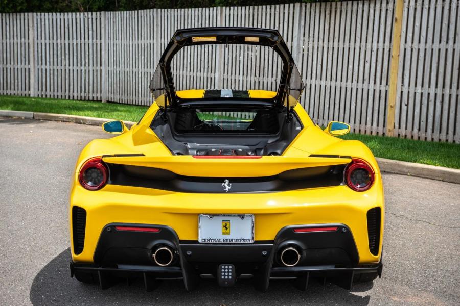 Моторный отсек Ferrari 488 Pista 2019 года  (фото 49 из 53)